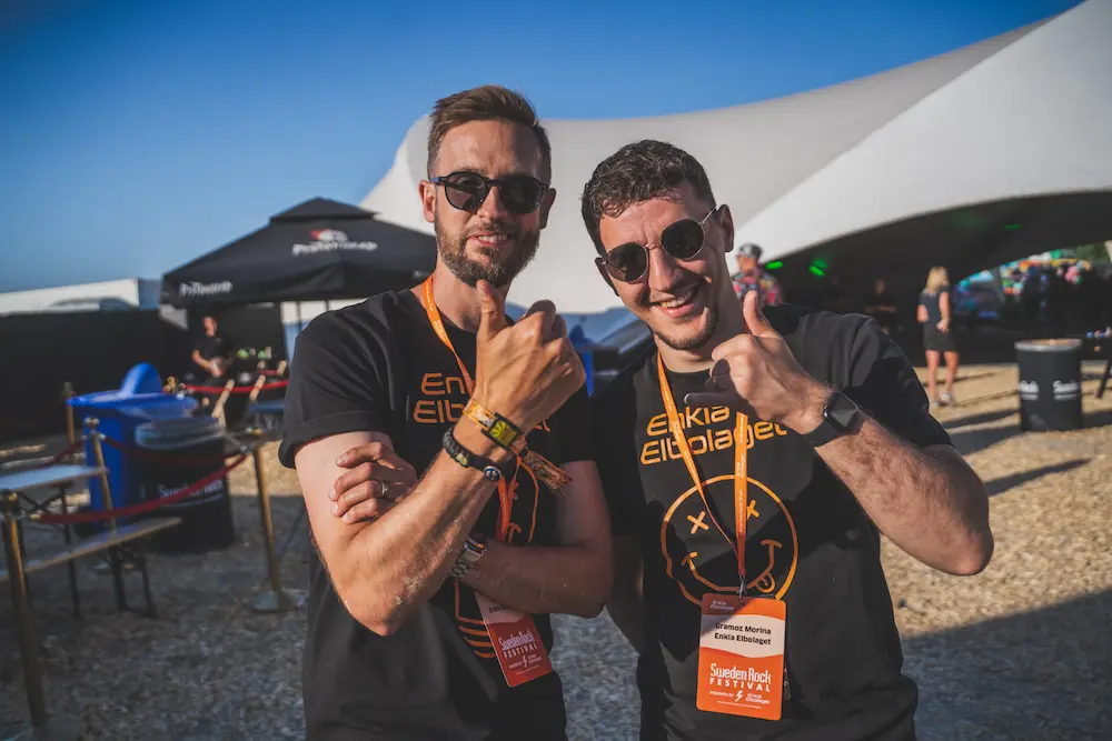 Enkla Elbolaget poserar på sweden rock festival.